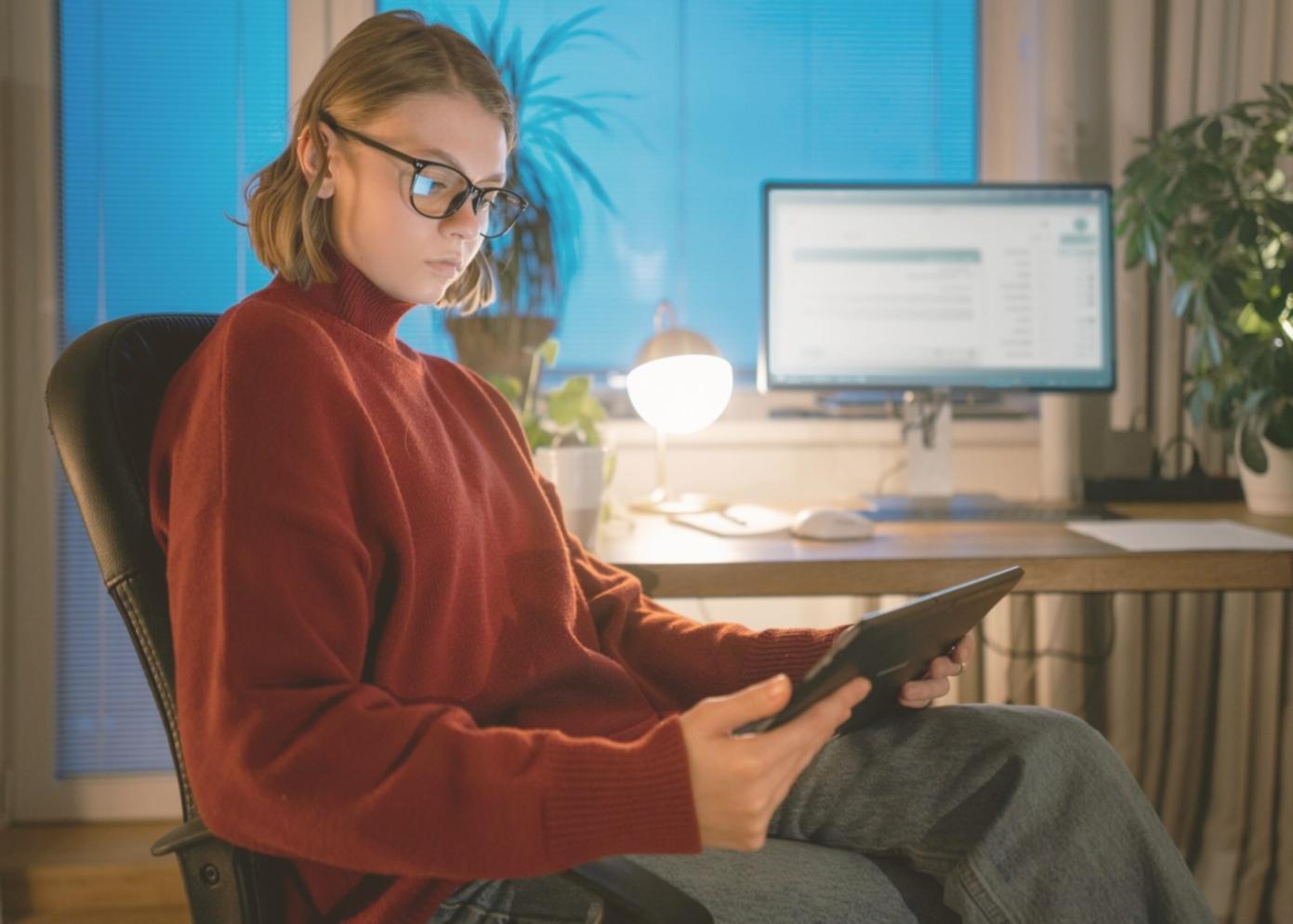 Gráficos financieros y análisis de mercado en pantalla