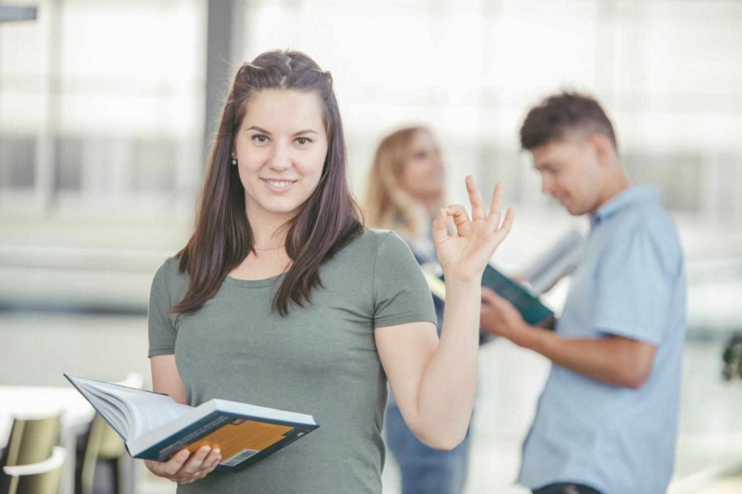 Espacio de trabajo moderno con código de Python para análisis financiero en pantalla y documentación técnica