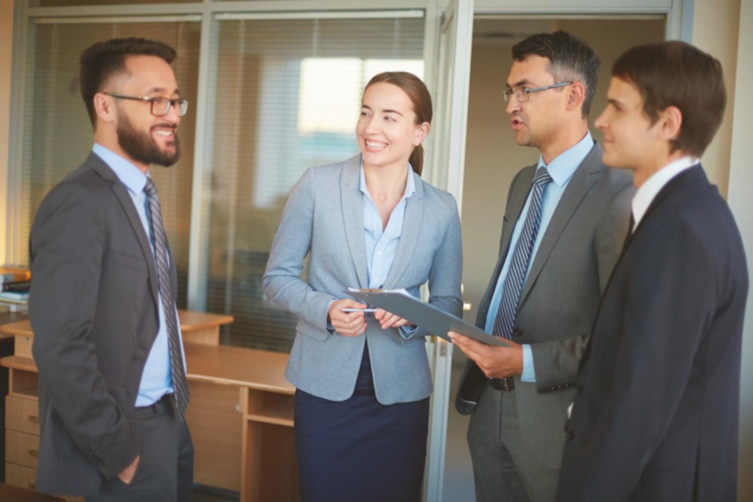 Estudiante analizando gráficos de trading algorítmico en pantalla