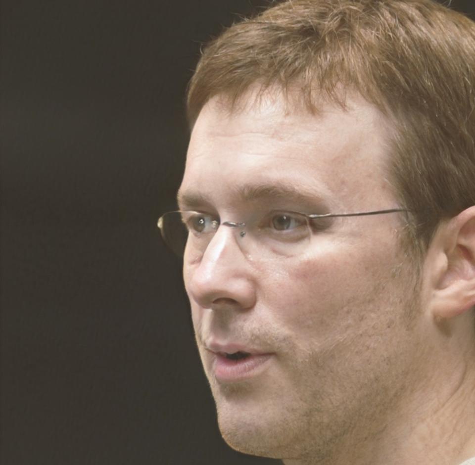 Retrato profesional de Baltazar Escudero, mentor de trading algorítmico