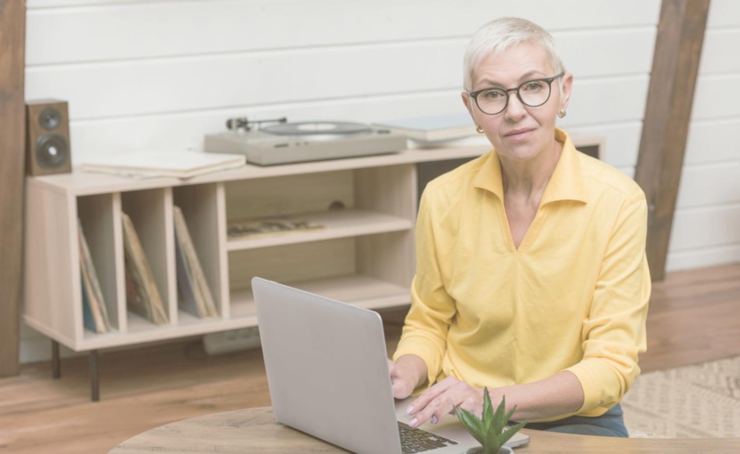 Equipo trabajando en análisis de mercados financieros